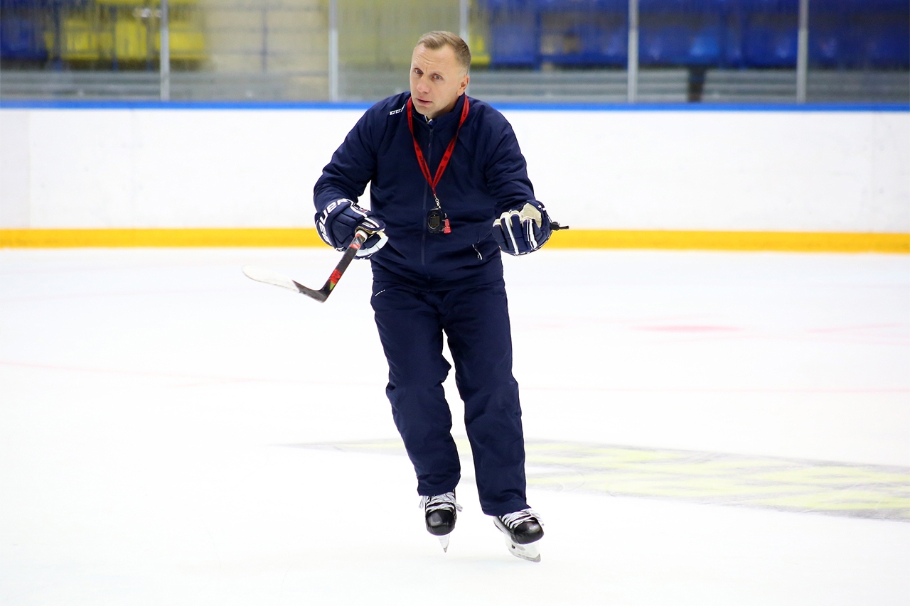 Максим Усков хоккеист
